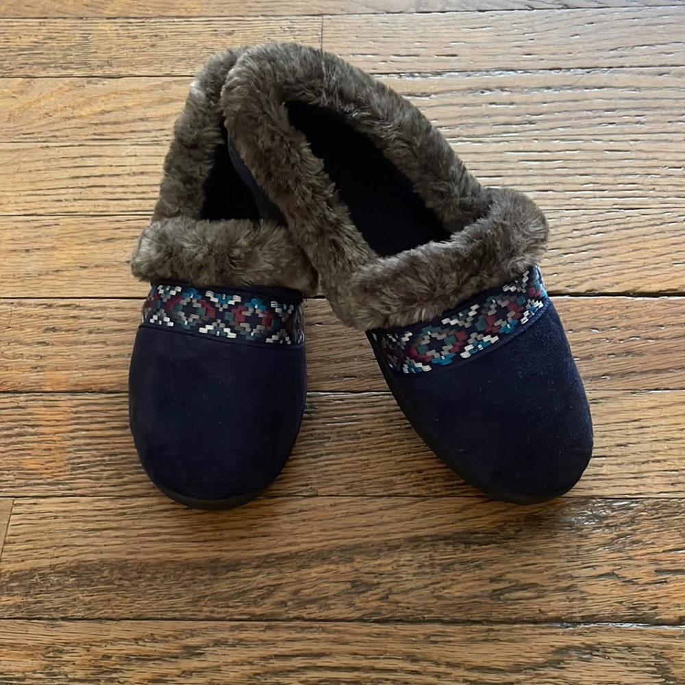 Isotoner Navy Blue Microsuede Slippers  6 1/-7 NWOT